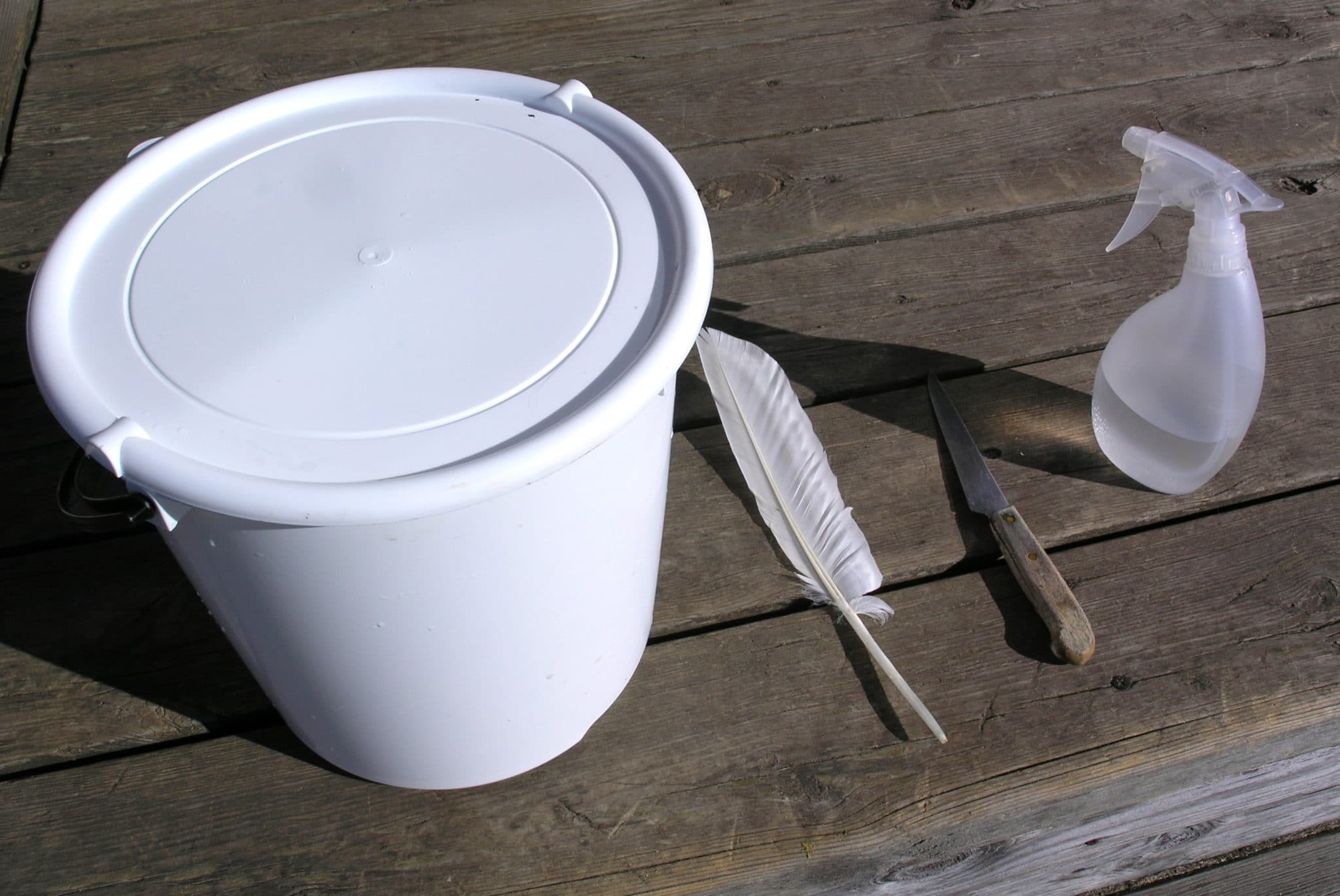 Hink, fjäder, kniv och blomspruta