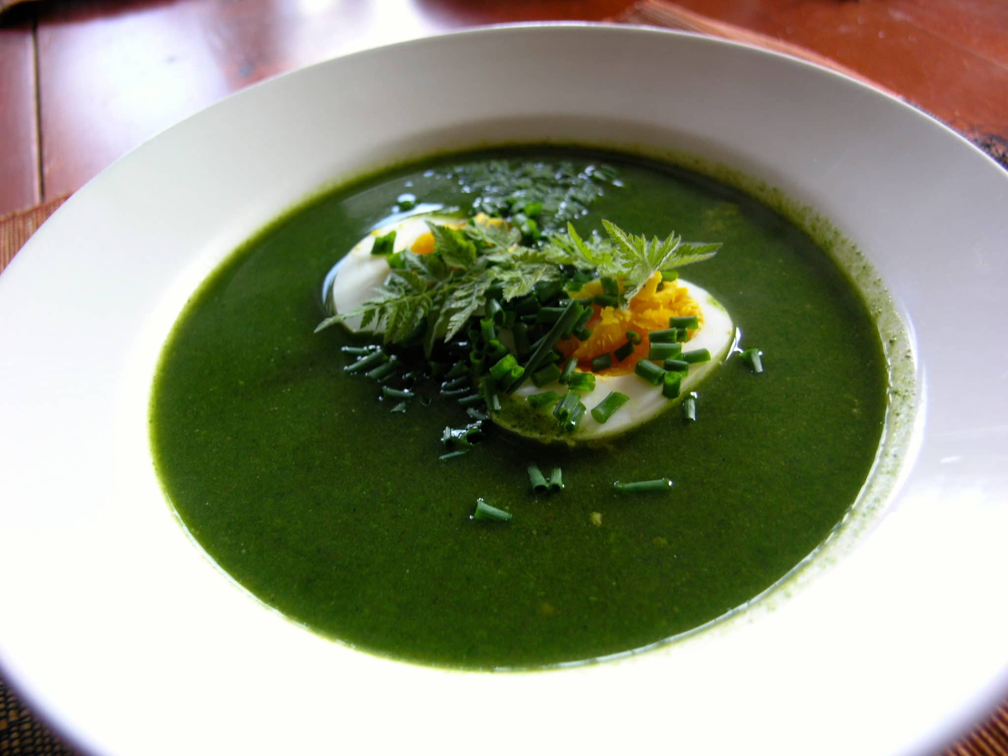 Nässelsoppa med färska ägg, gräslök och spansk körvel