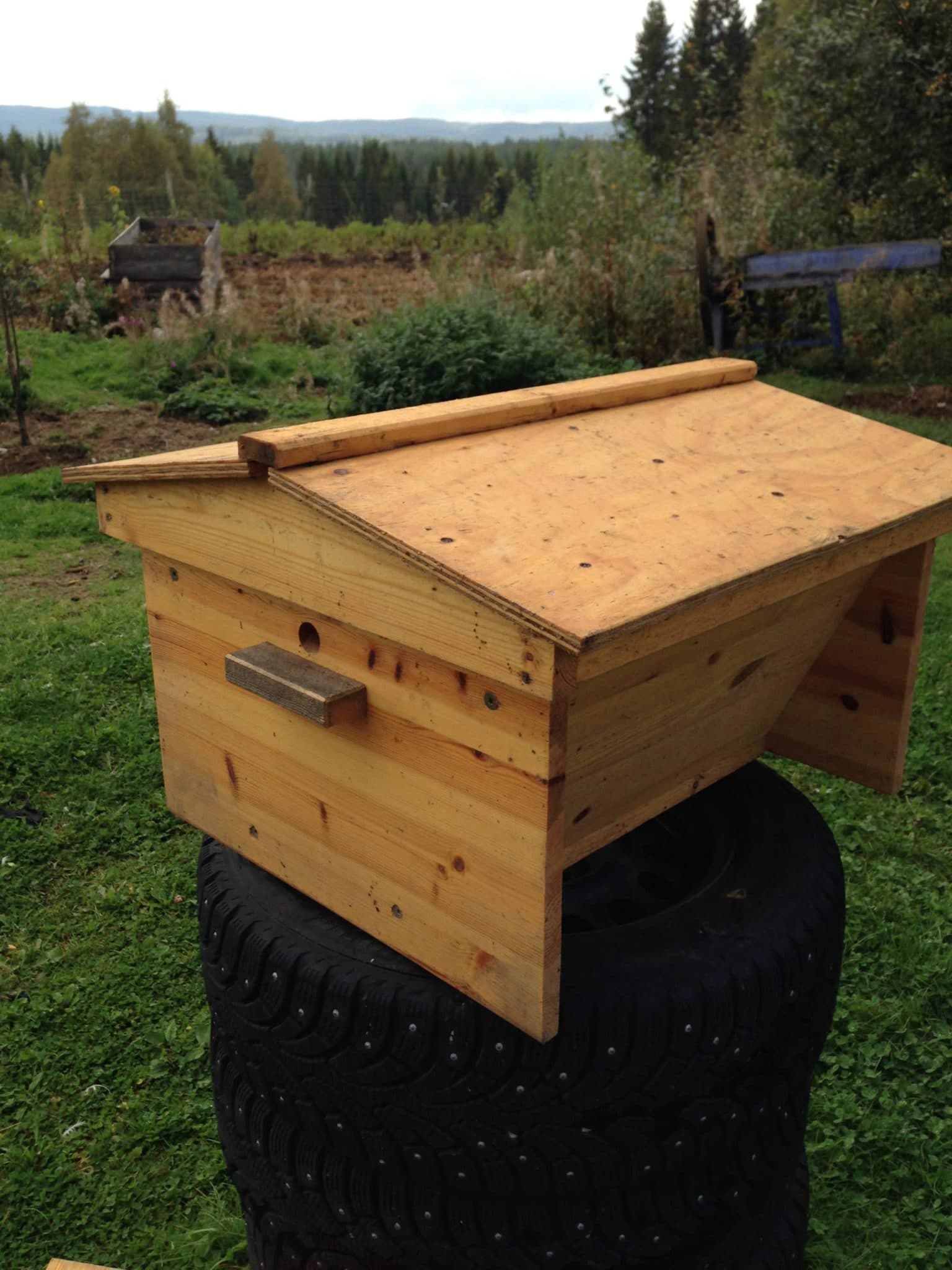 En liten kombikupa för transport av bin