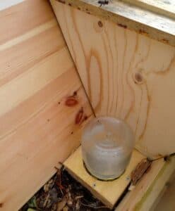 Fodrare för burkar på plats i kupa med djupbotten. Observera att den är bität vilket hindrar röveri.