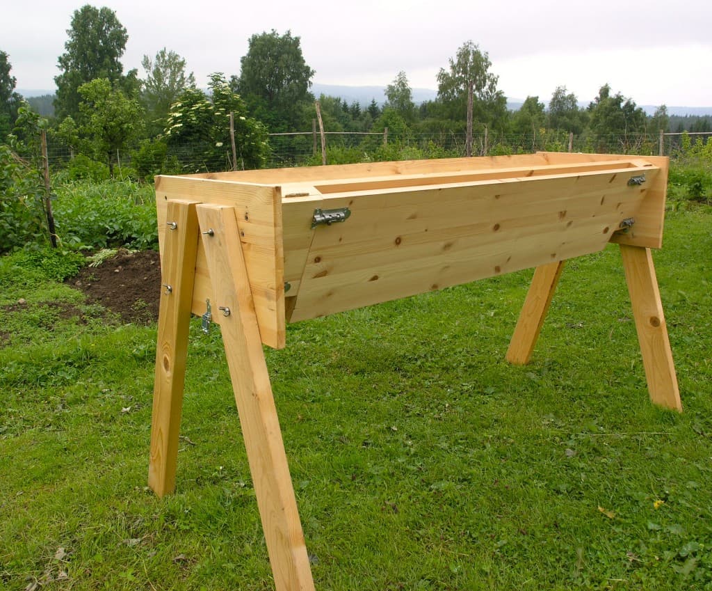 Baksidan med inspektionslucka och två små periskopfluster intill gavlarna