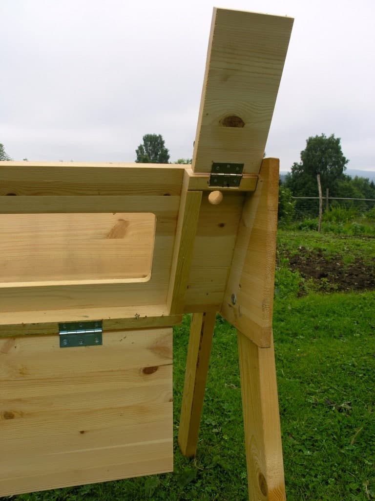 Rensningsluckan uppfälld för kontroll och rensning av småfluster vid gavlarna